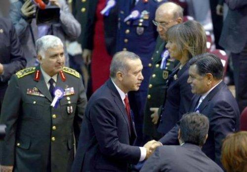 GATA'da kılıçlar altında evlenme teklifi