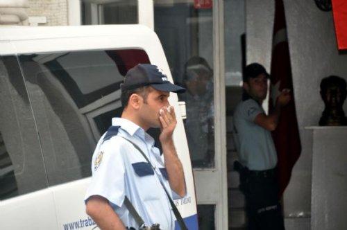 Polisler karakoldan dışarı kaçtı