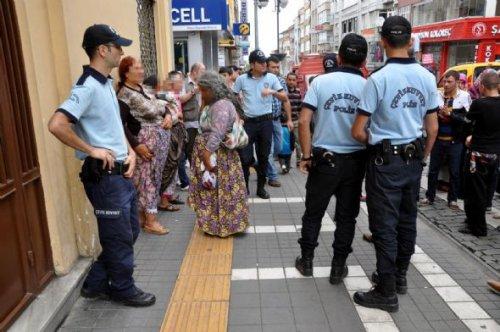 Polisler karakoldan dışarı kaçtı