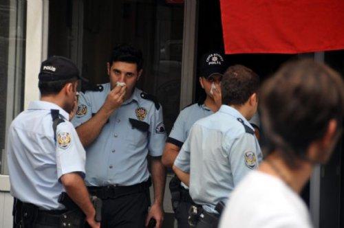 Polisler karakoldan dışarı kaçtı