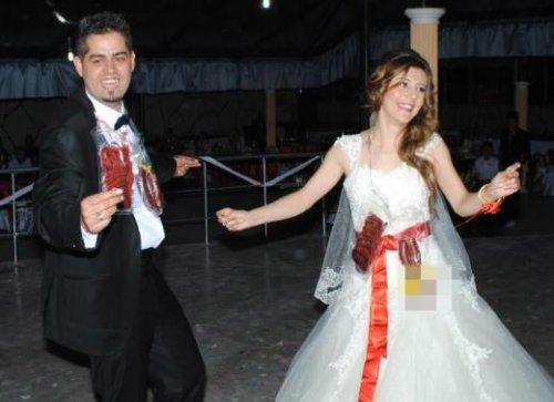 Kayseri'de geline sucuk taktılar