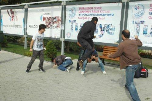 Üniversitelilerin stand kavgası