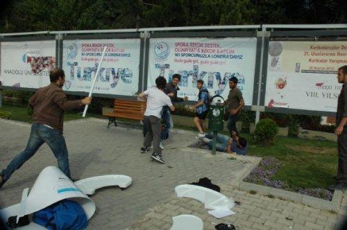 Üniversitelilerin stand kavgası