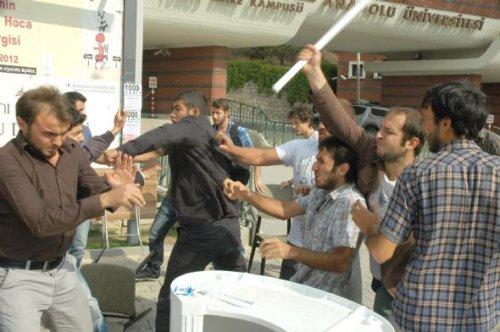 Üniversitelilerin stand kavgası