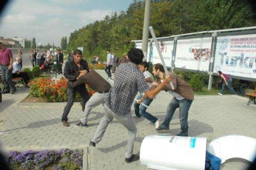 Üniversitelilerin stand kavgası