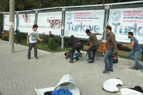 Üniversitelilerin stand kavgası
