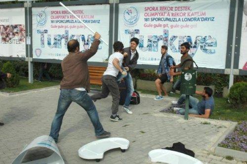 Üniversitelilerin stand kavgası