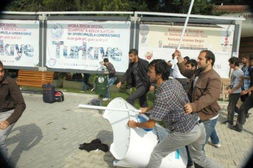 Üniversitelilerin stand kavgası