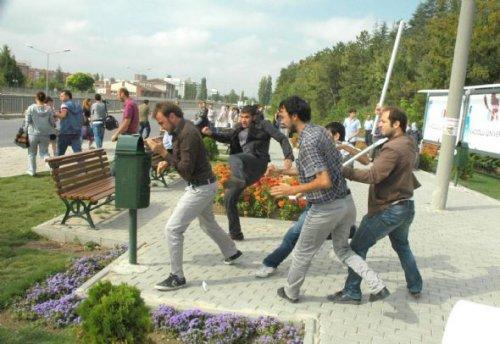 Üniversitelilerin stand kavgası