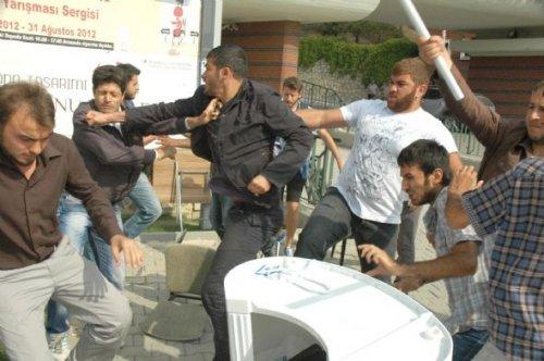 Üniversitelilerin stand kavgası