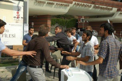 Üniversitelilerin stand kavgası
