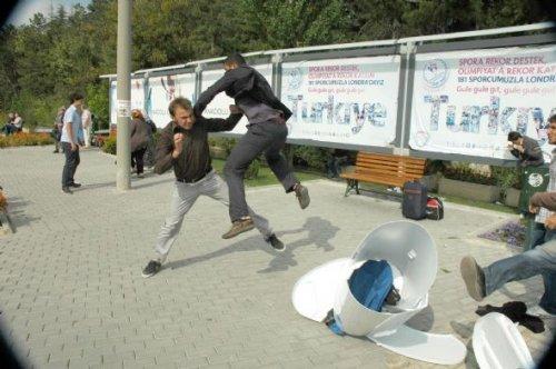 Üniversitelilerin stand kavgası