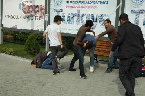 Üniversitelilerin stand kavgası