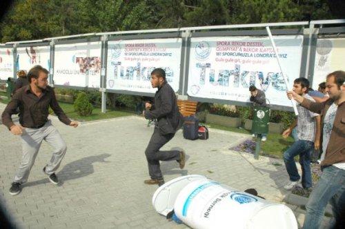 Üniversitelilerin stand kavgası