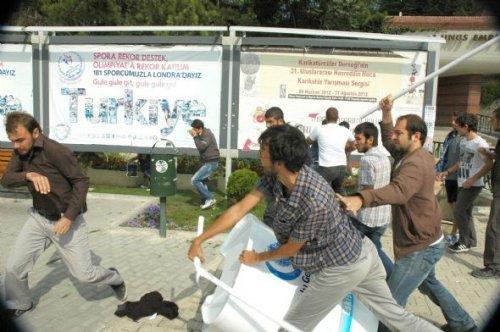 Üniversitelilerin stand kavgası