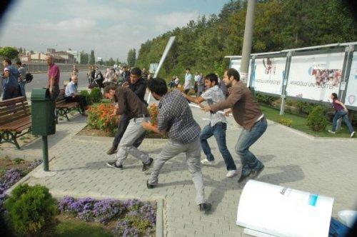 Üniversitelilerin stand kavgası