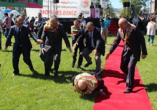 Devlet Bahçeli halıya takılıp düştü