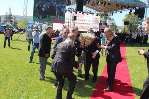 Devlet Bahçeli halıya takılıp düştü