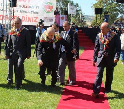 Devlet Bahçeli halıya takılıp düştü