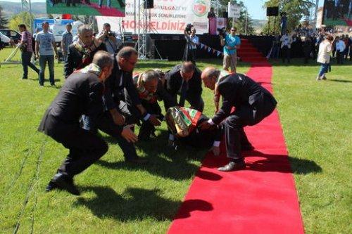 Devlet Bahçeli halıya takılıp düştü