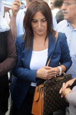 Aysel Tuğluk'un lüks 'Louis Vuitton' çantası