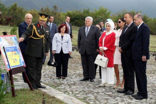 Başbakan Erdoğan Azerbaycan'daki Türk şehitliğinde 