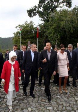 Başbakan Erdoğan Azerbaycan'daki Türk şehitliğinde 