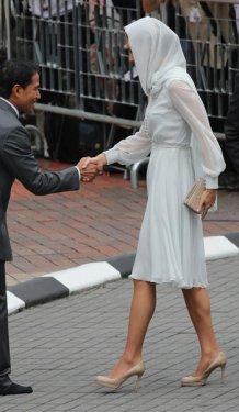 İngiltere Prensi ve eşi Malezya'da cami ziyaret etti