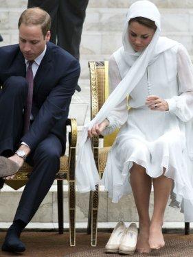 İngiltere Prensi ve eşi Malezya'da cami ziyaret etti