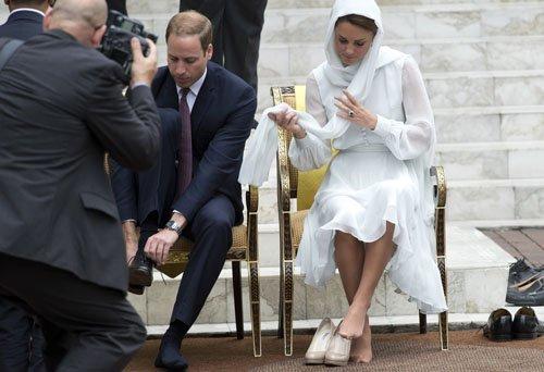 İngiltere Prensi ve eşi Malezya'da cami ziyaret etti