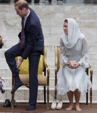 İngiltere Prensi ve eşi Malezya'da cami ziyaret etti