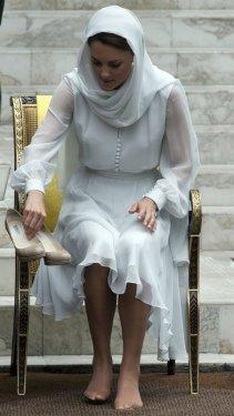 İngiltere Prensi ve eşi Malezya'da cami ziyaret etti