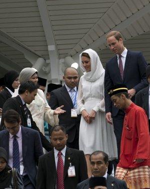 İngiltere Prensi ve eşi Malezya'da cami ziyaret etti