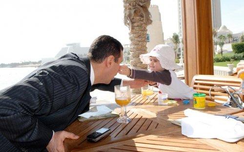 Esad bu günlerini mumla arıyor 