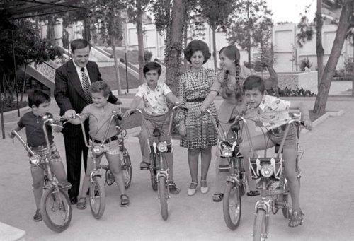 Esad bu günlerini mumla arıyor 