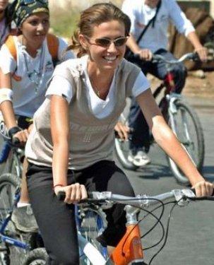 Esad bu günlerini mumla arıyor 