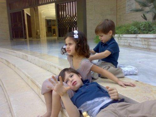 Esad bu günlerini mumla arıyor 