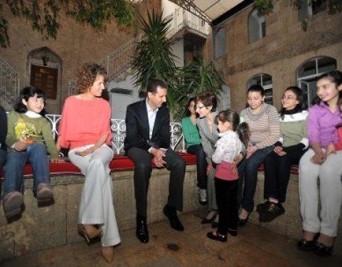 Esad bu günlerini mumla arıyor 