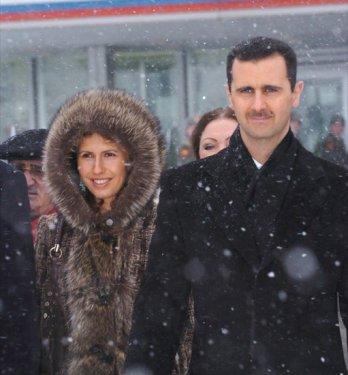 Esad bu günlerini mumla arıyor 