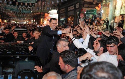 Esad bu günlerini mumla arıyor 