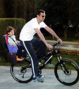 Esad bu günlerini mumla arıyor 