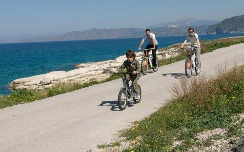 Esad bu günlerini mumla arıyor 