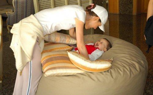 Esad bu günlerini mumla arıyor 