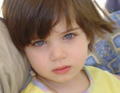 Esad bu günlerini mumla arıyor 