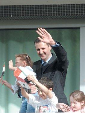 Esad bu günlerini mumla arıyor 