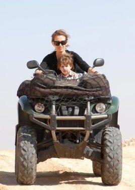 Esad bu günlerini mumla arıyor 