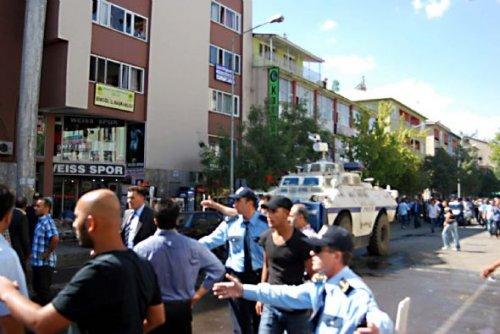 Bingöl'de BDP binasına saldırı 