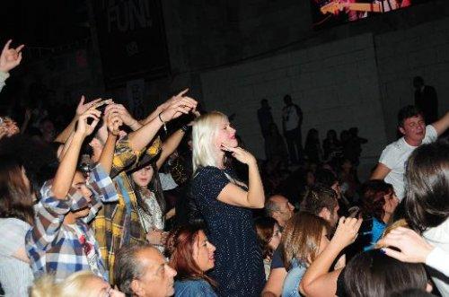 Seçkin Piriler eşini dinlerken yerinde duramadı