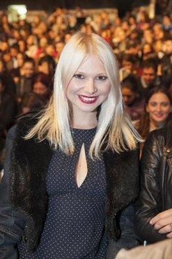 Seçkin Piriler eşini dinlerken yerinde duramadı