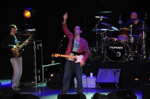 Seçkin Piriler eşini dinlerken yerinde duramadı